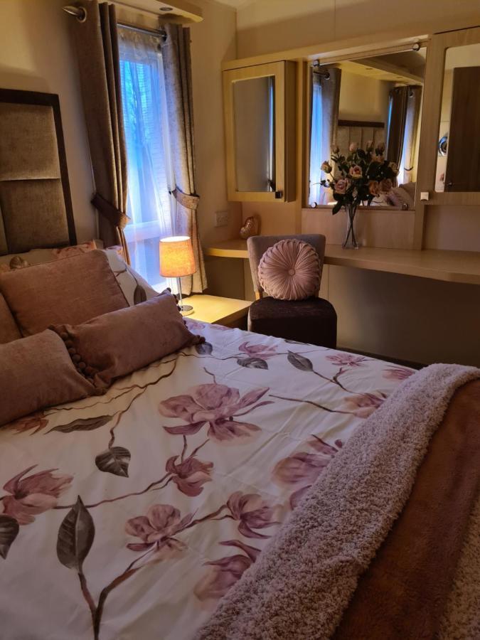 Beautiful 2 Bedroom Caravan, Holiday Park Tenby Saint Florence 外观 照片