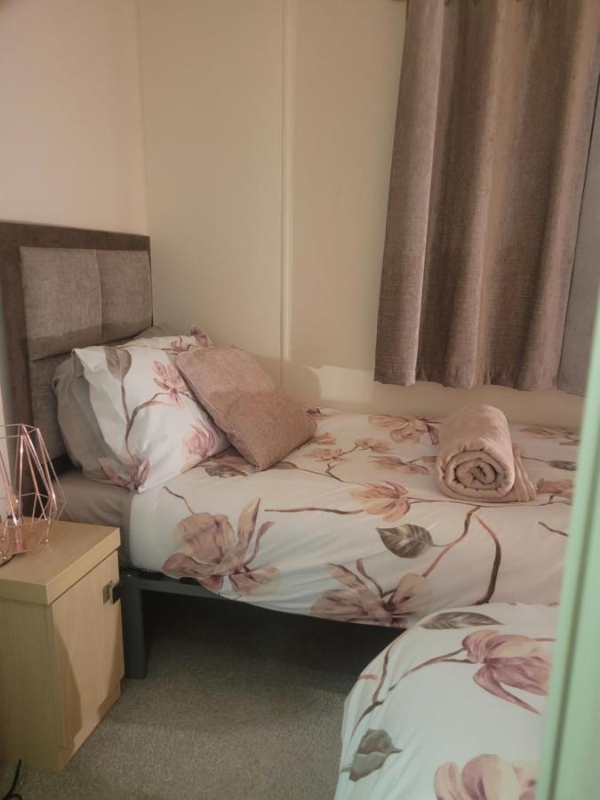 Beautiful 2 Bedroom Caravan, Holiday Park Tenby Saint Florence 外观 照片