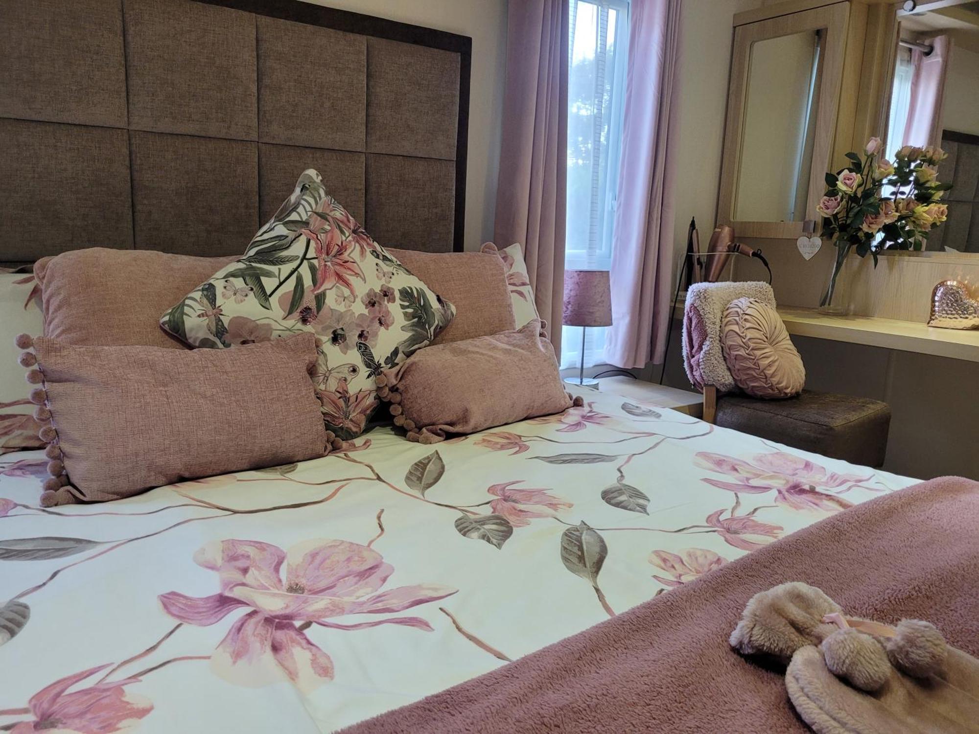 Beautiful 2 Bedroom Caravan, Holiday Park Tenby Saint Florence 外观 照片
